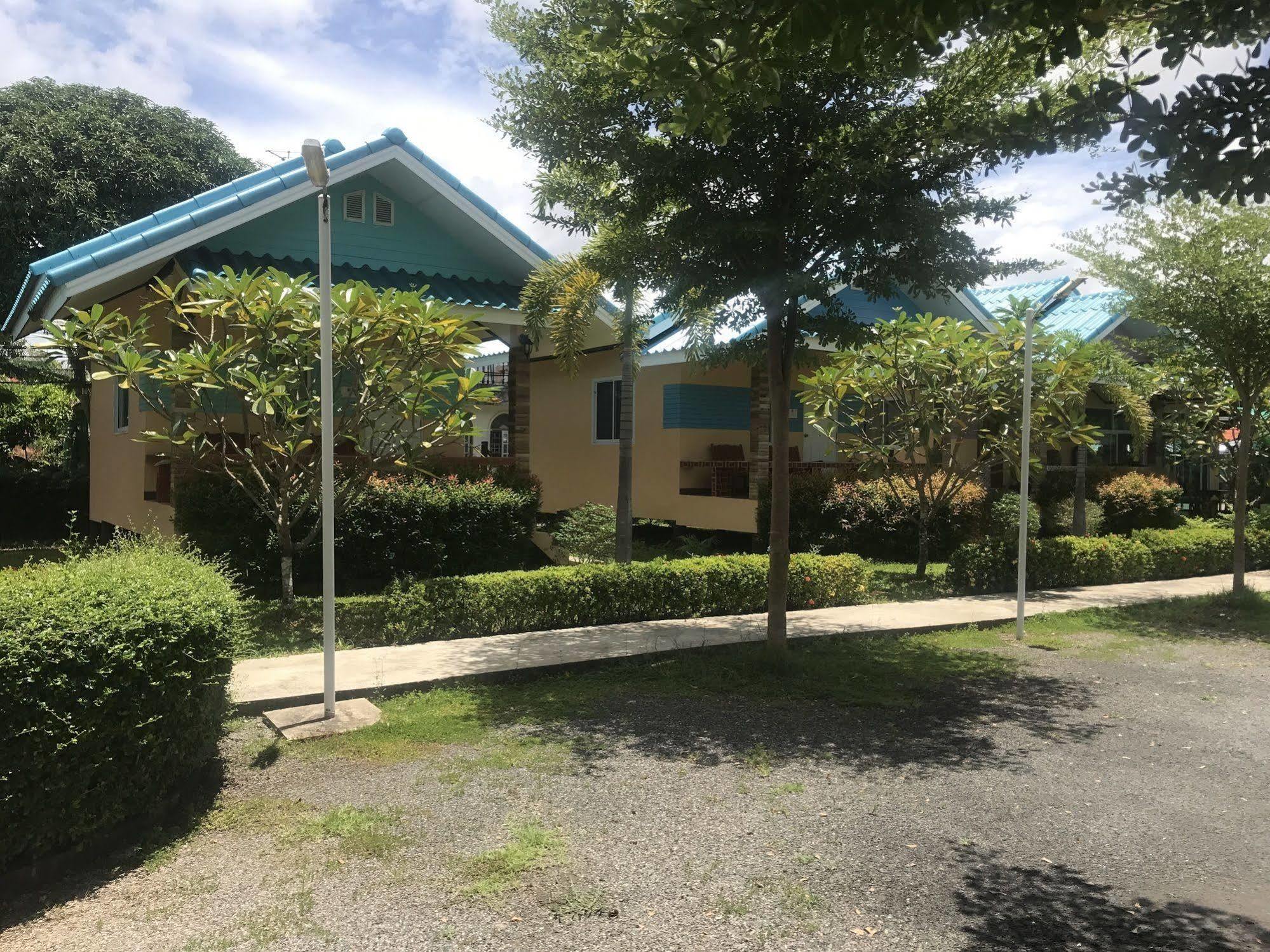 Sangtong Beach Resort Laem Sing Exterior foto