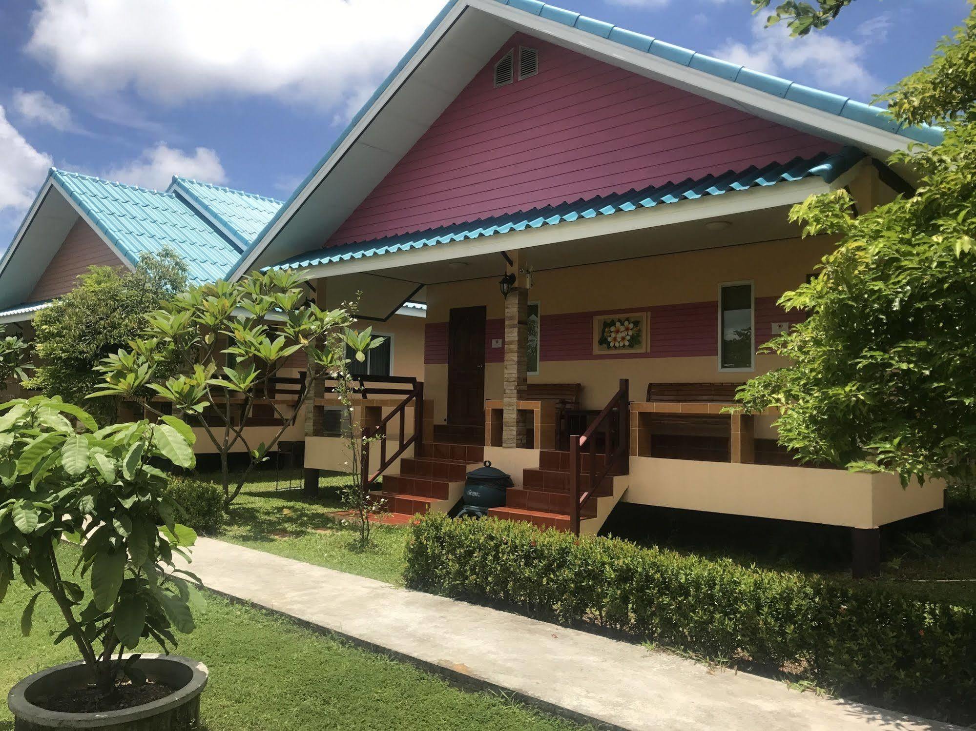 Sangtong Beach Resort Laem Sing Exterior foto