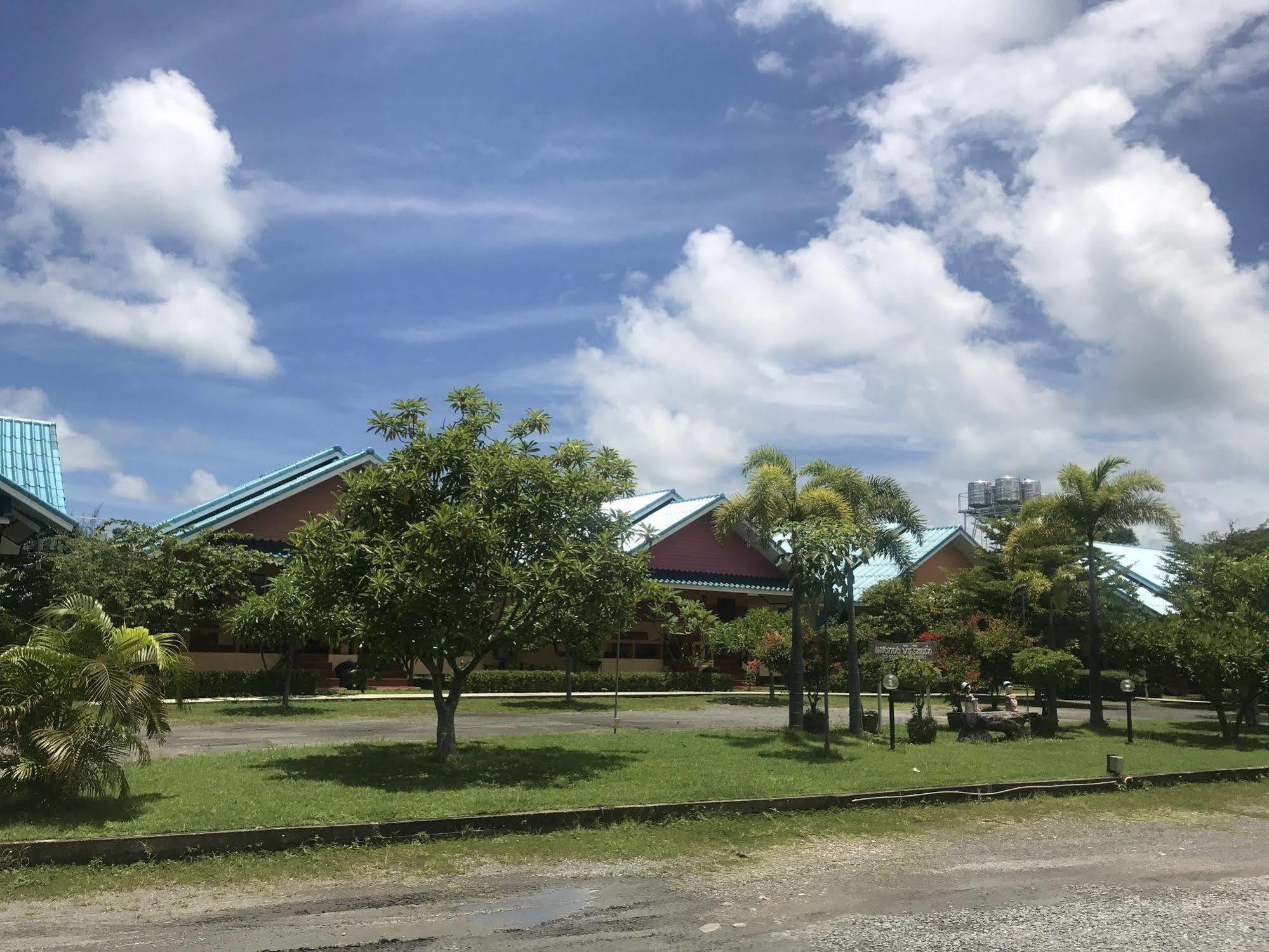 Sangtong Beach Resort Laem Sing Exterior foto